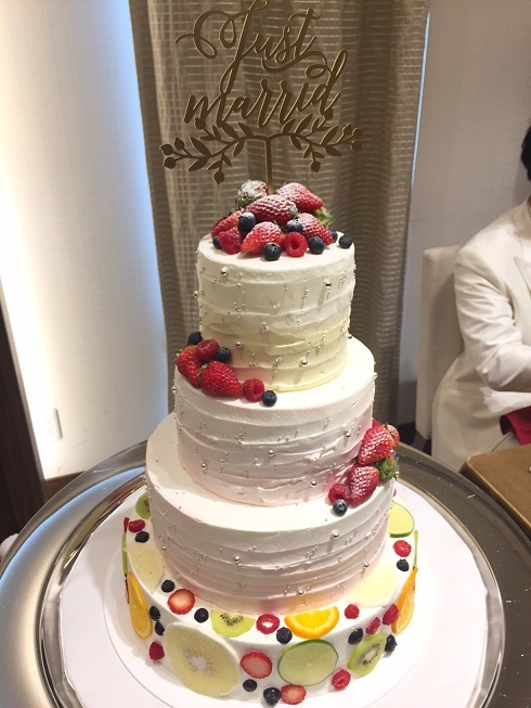 ケーキトッパーでウェディングケーキをもっと可愛らしく 結婚式場スウィートローゼスクラブ岡崎 スウィートローゼスクラブ岡崎